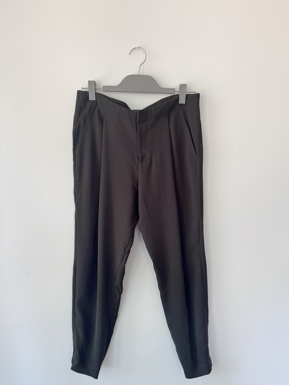 Vince olive green tapered pull on office/work trousers, size 4